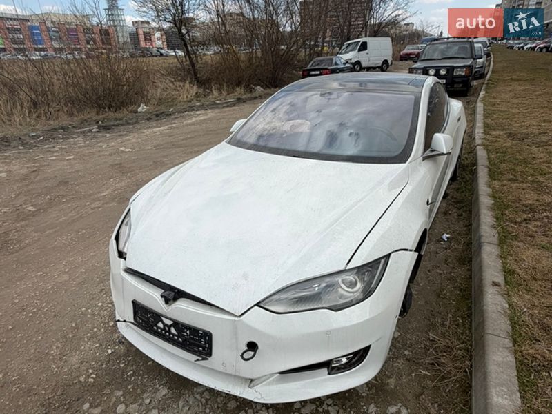 Лифтбек Tesla Model S 2016 в Львове
