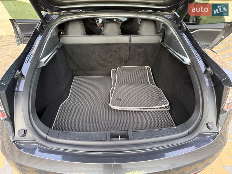 Ліфтбек Tesla Model S 2017 в Одесі