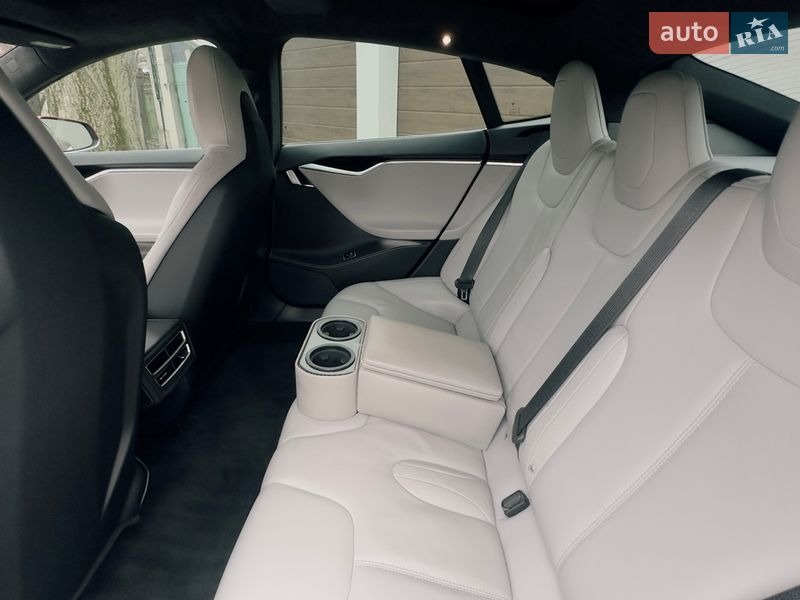 Ліфтбек Tesla Model S 2015 в Одесі