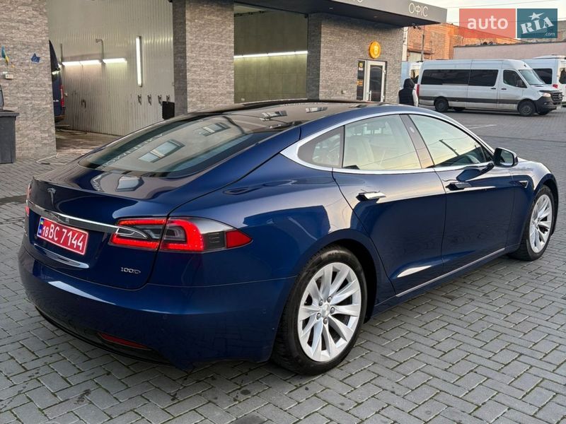 Лифтбек Tesla Model S 2018 в Ровно