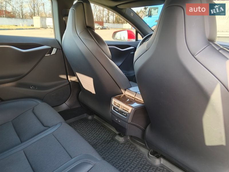 Лифтбек Tesla Model S 2017 в Киеве