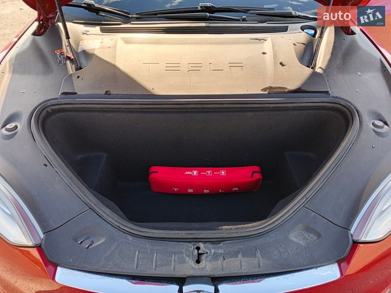 Лифтбек Tesla Model S 2017 в Киеве