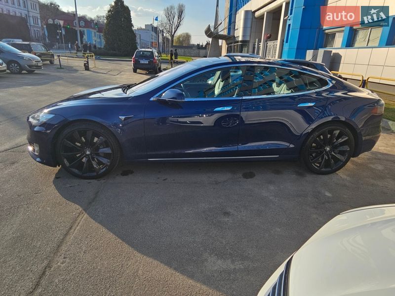 Лифтбек Tesla Model S 2017 в Киеве
