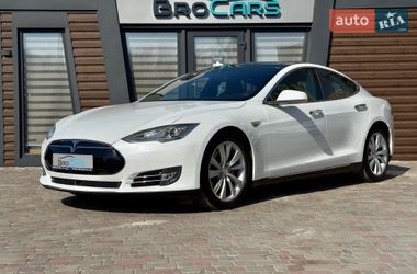 Лифтбек Tesla Model S 2015 в Виннице