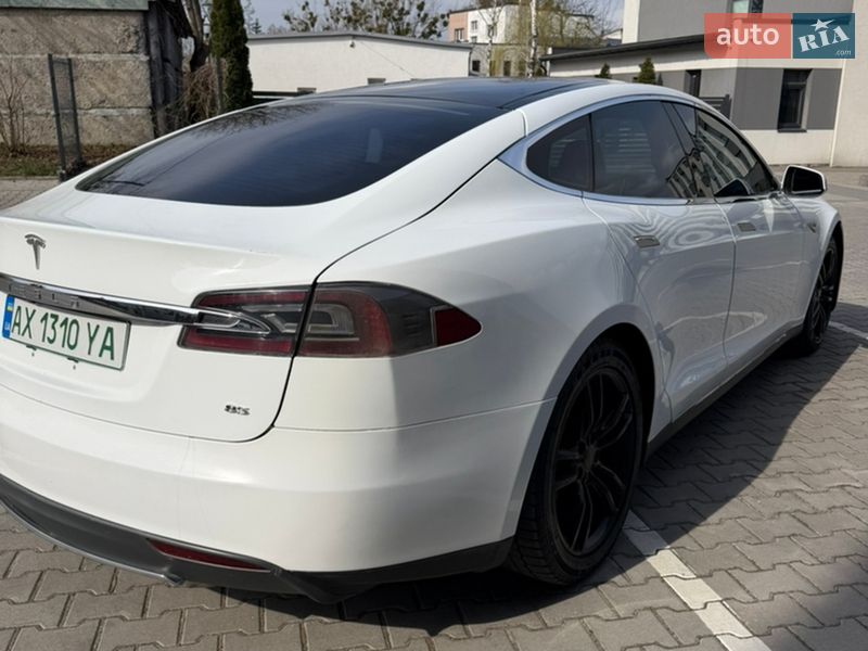 Лифтбек Tesla Model S 2013 в Львове