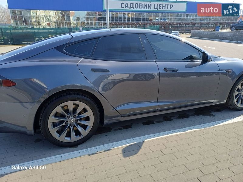 Лифтбек Tesla Model S 2019 в Сумах