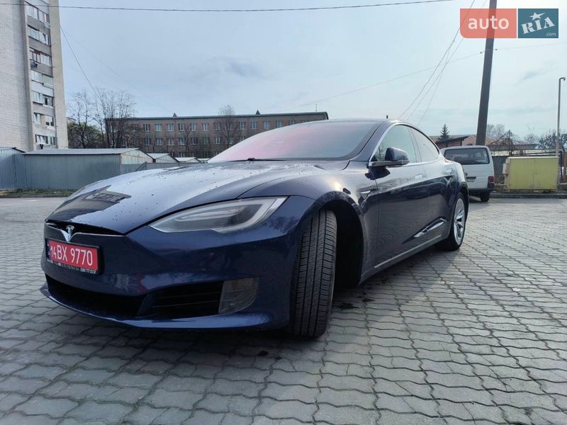 Лифтбек Tesla Model S 2017 в Львове
