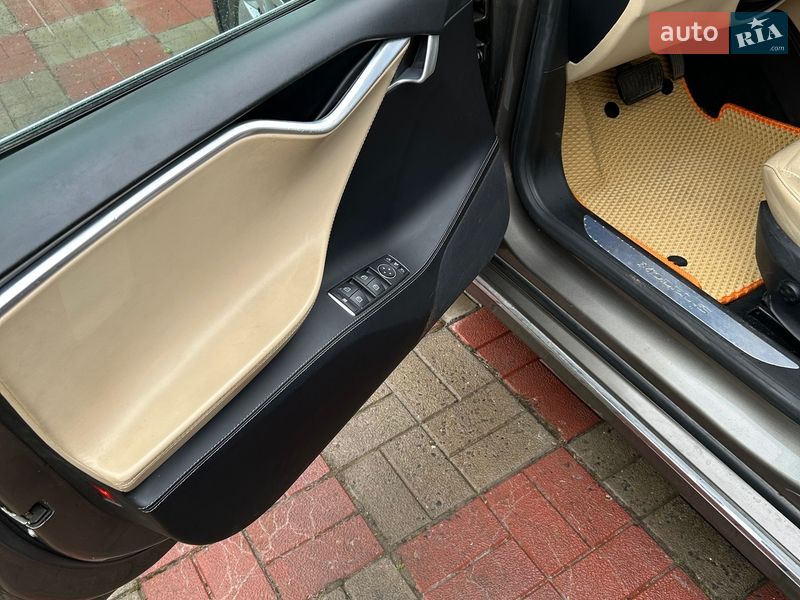 Ліфтбек Tesla Model S 2016 в Києві