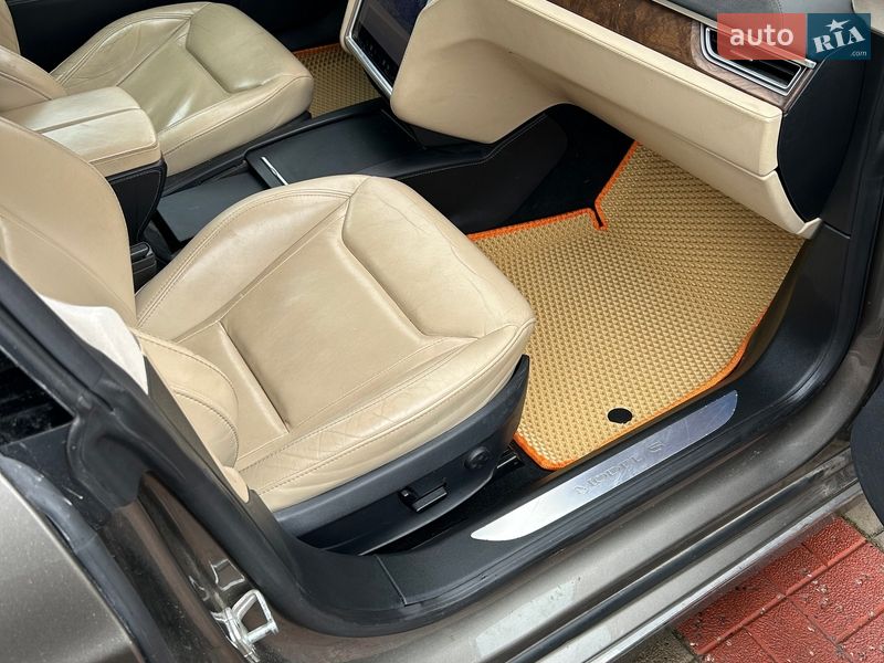 Ліфтбек Tesla Model S 2016 в Києві