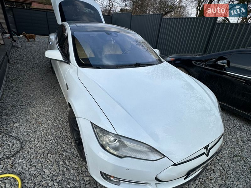 Ліфтбек Tesla Model S 2016 в Львові