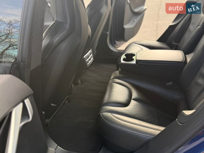 Лифтбек Tesla Model S 2015 в Александрие