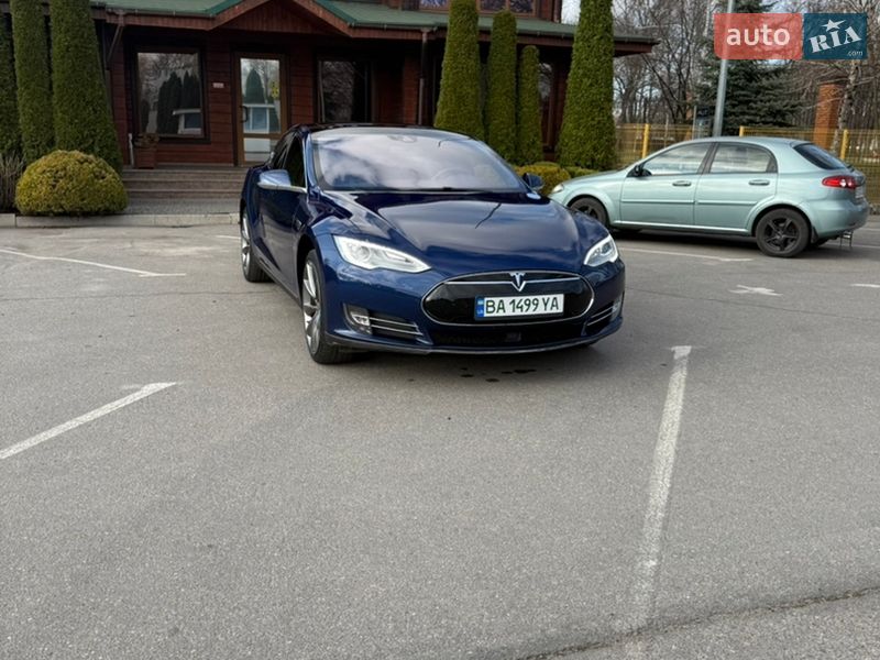 Лифтбек Tesla Model S 2015 в Александрие