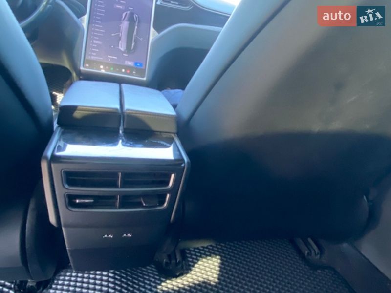 Ліфтбек Tesla Model S 2018 в Львові