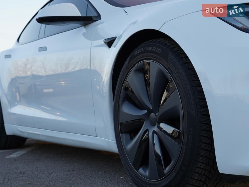 Лифтбек Tesla Model S 2023 в Киеве