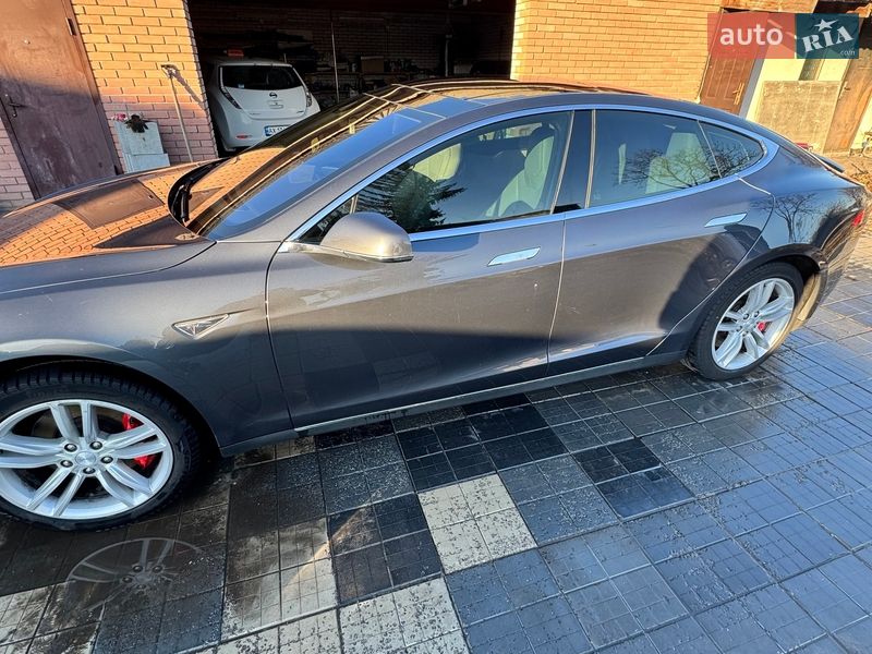 Лифтбек Tesla Model S 2015 в Мерефа