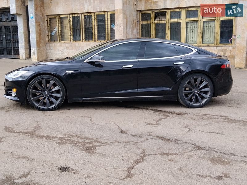 Лифтбек Tesla Model S 2016 в Ивано-Франковске