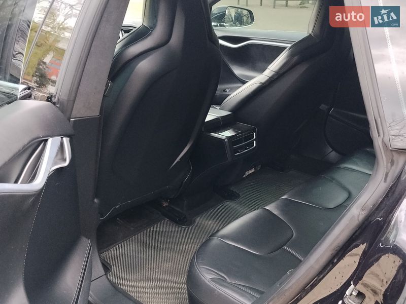 Лифтбек Tesla Model S 2016 в Ивано-Франковске