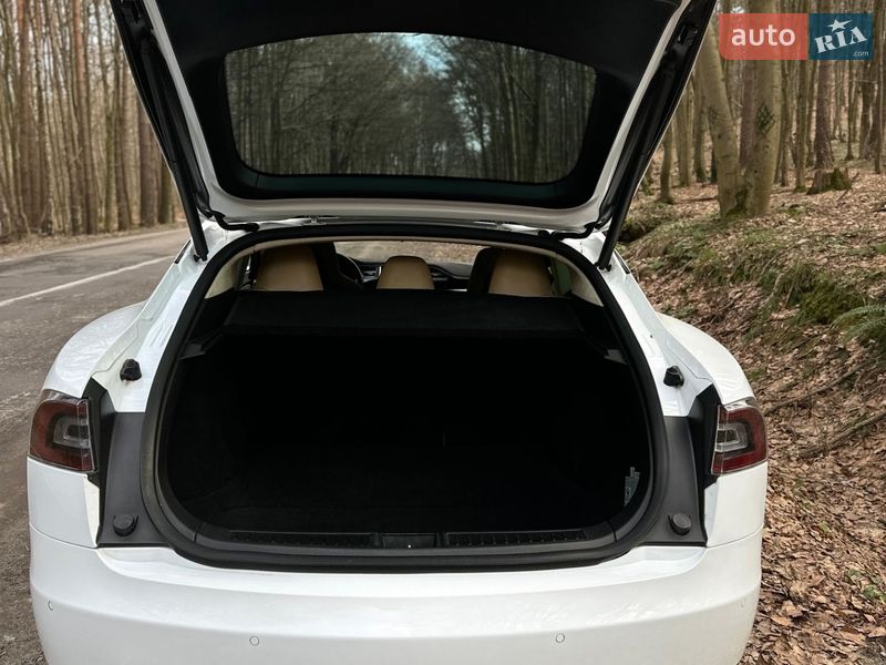 Ліфтбек Tesla Model S 2015 в Кропивницькому