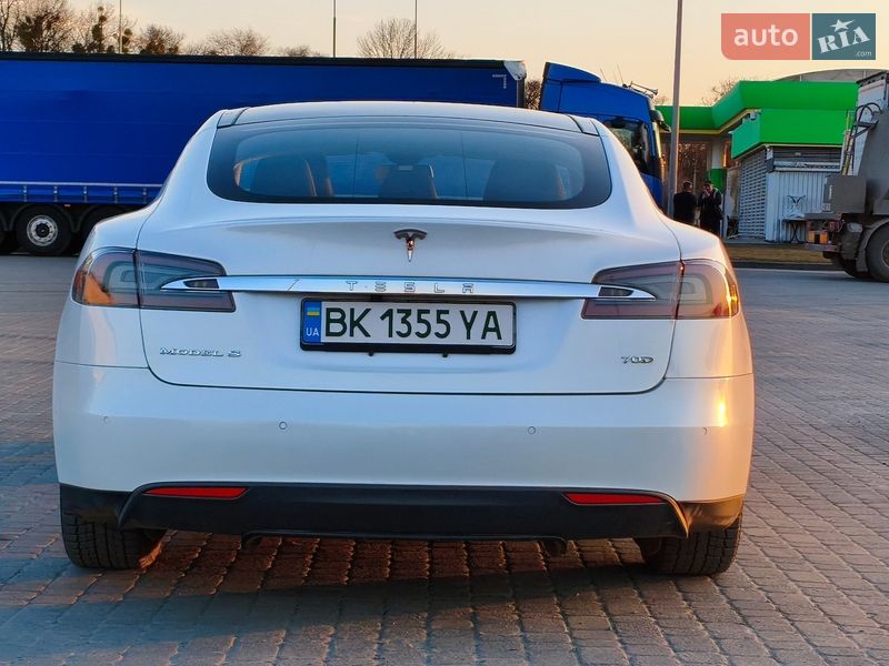 Лифтбек Tesla Model S 2015 в Радивилове