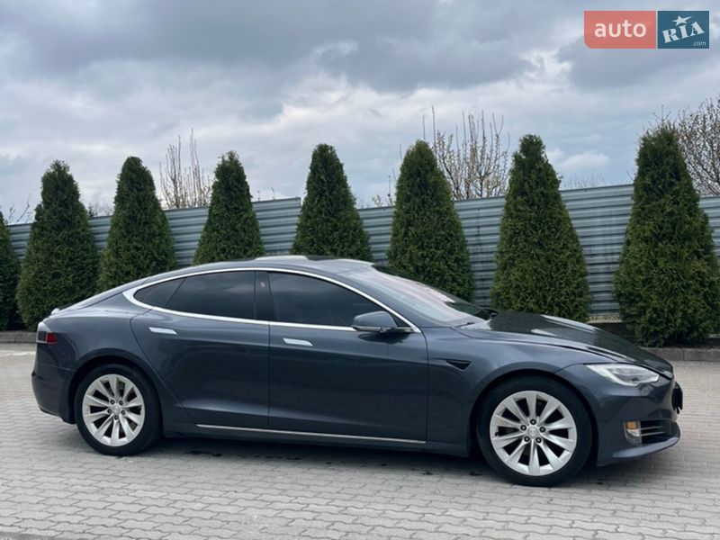 Лифтбек Tesla Model S 2017 в Львове