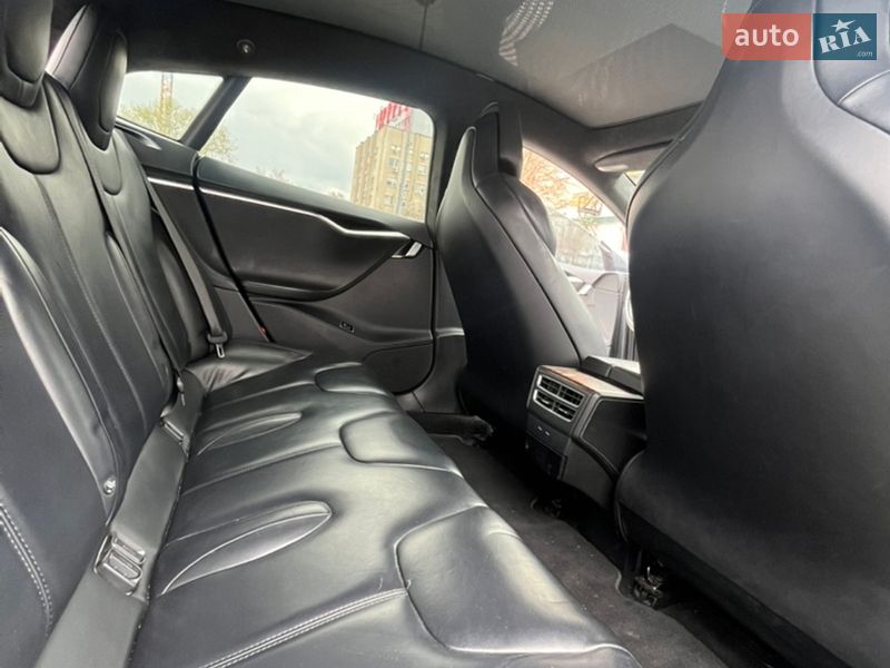Лифтбек Tesla Model S 2017 в Львове