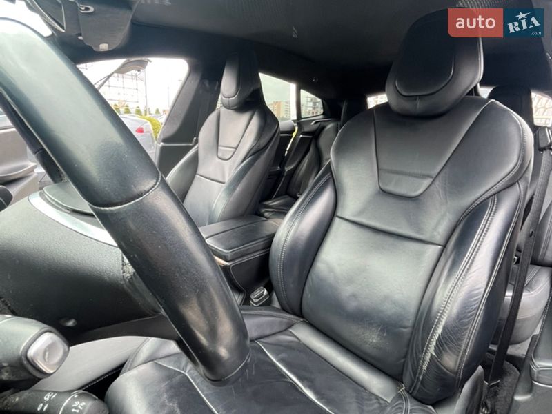 Лифтбек Tesla Model S 2017 в Львове