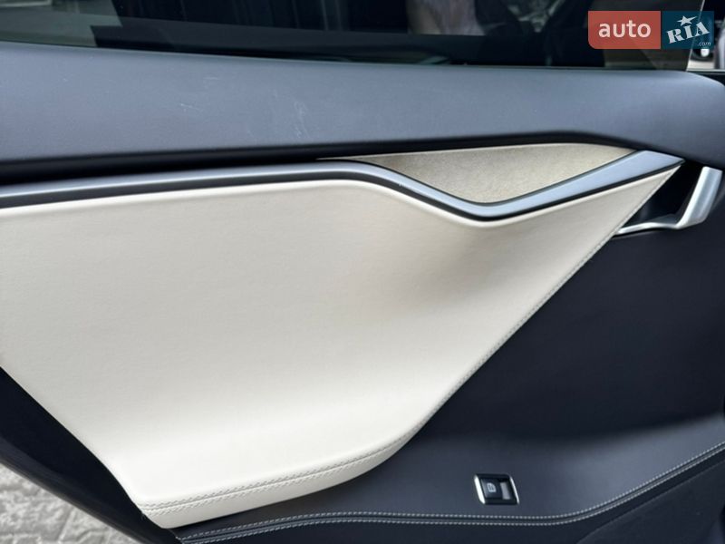 Лифтбек Tesla Model S 2019 в Днепре