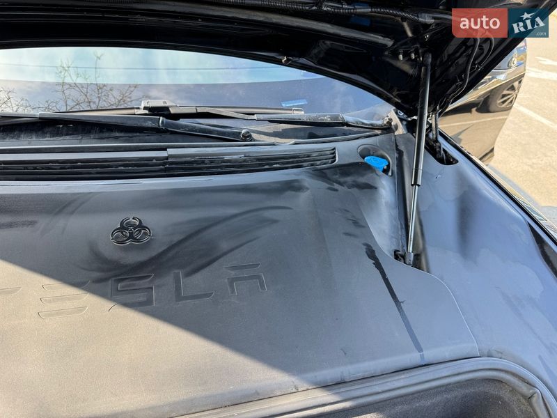 Лифтбек Tesla Model S 2016 в Киеве