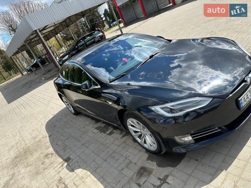 Лифтбек Tesla Model S 2017 в Киеве