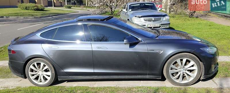 Лифтбек Tesla Model S 2015 в Черкассах