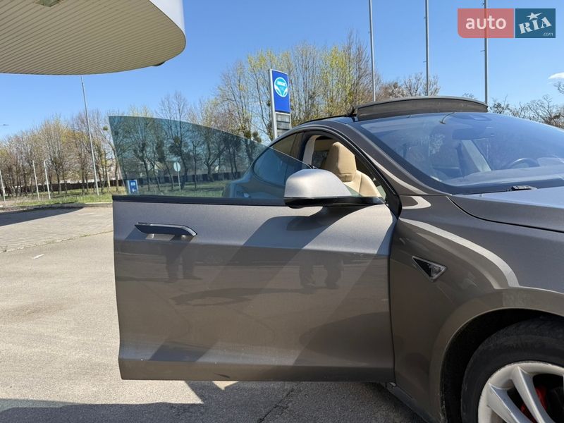 Лифтбек Tesla Model S 2015 в Каневе