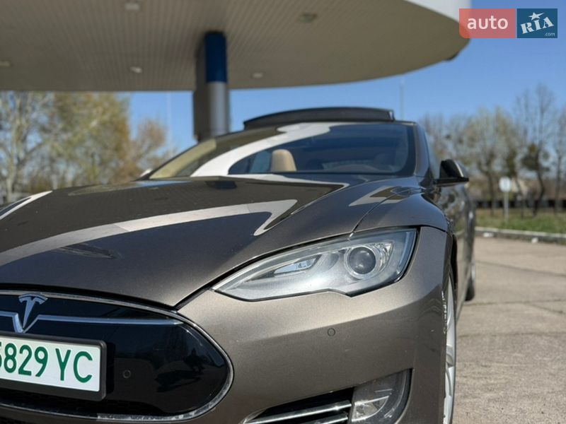 Лифтбек Tesla Model S 2015 в Каневе