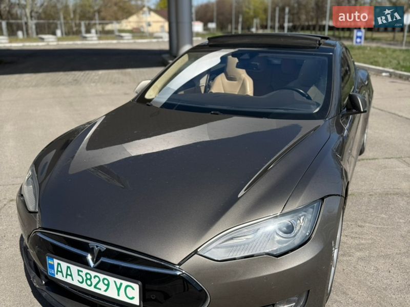 Лифтбек Tesla Model S 2015 в Каневе