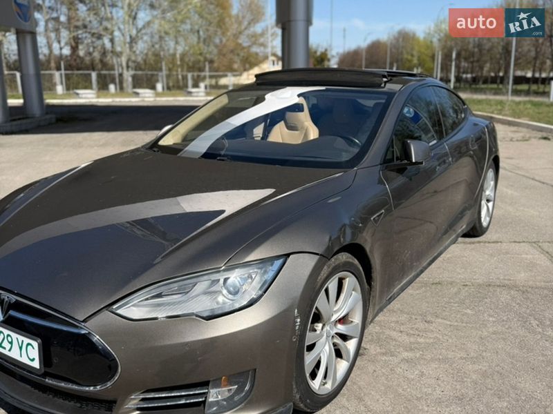 Лифтбек Tesla Model S 2015 в Каневе