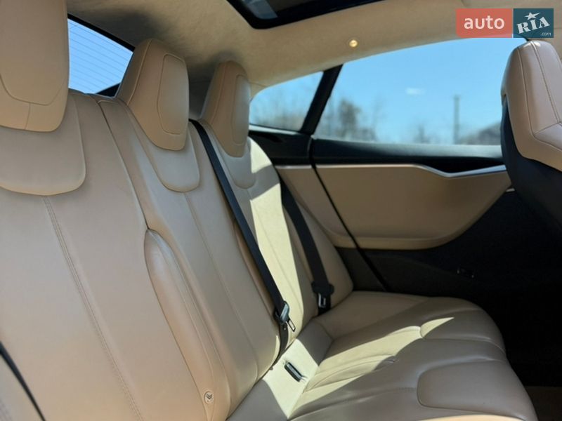 Лифтбек Tesla Model S 2015 в Каневе