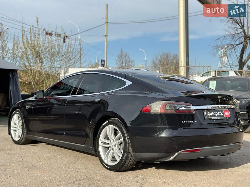 Лифтбек Tesla Model S 2015 в Виннице