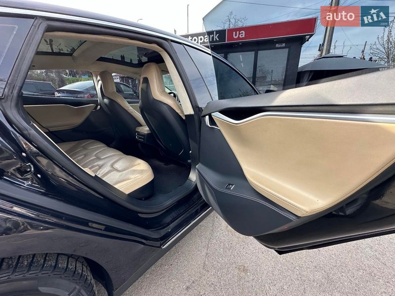 Лифтбек Tesla Model S 2015 в Виннице