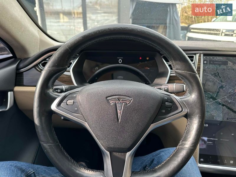 Лифтбек Tesla Model S 2015 в Виннице