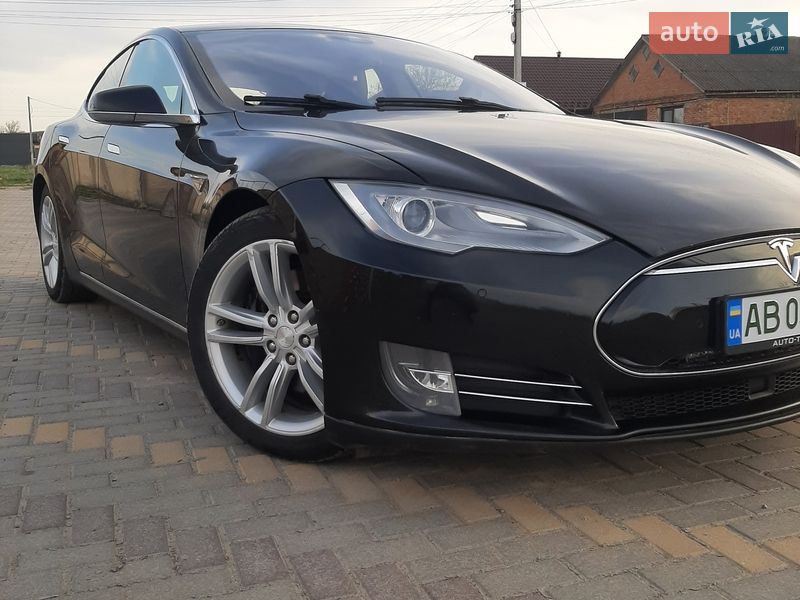 Ліфтбек Tesla Model S 2015 в Іллінцях