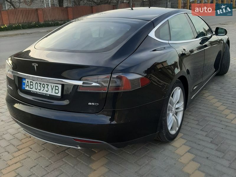 Ліфтбек Tesla Model S 2015 в Іллінцях