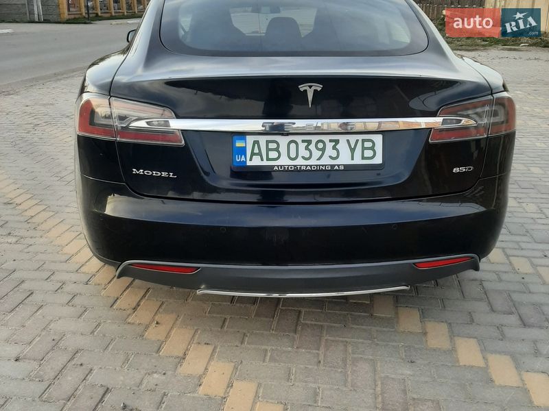 Ліфтбек Tesla Model S 2015 в Іллінцях