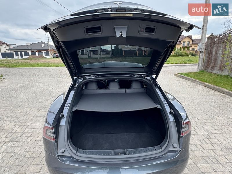 Лифтбек Tesla Model S 2018 в Ровно