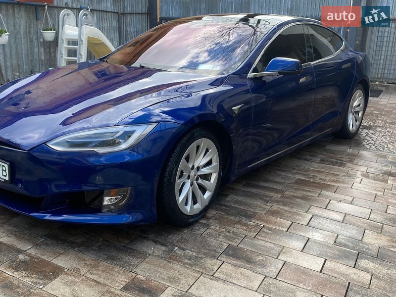 Лифтбек Tesla Model S 2016 в Львове
