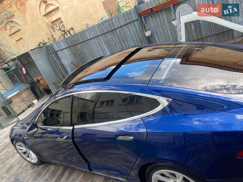 Лифтбек Tesla Model S 2016 в Львове