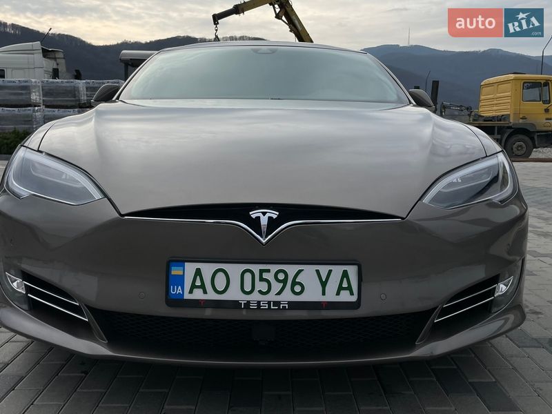 Лифтбек Tesla Model S 2016 в Ужгороде