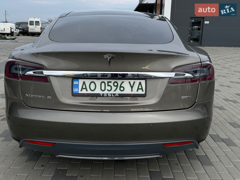Лифтбек Tesla Model S 2016 в Ужгороде