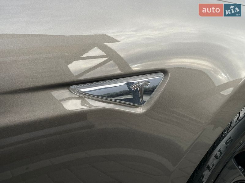 Лифтбек Tesla Model S 2016 в Ужгороде