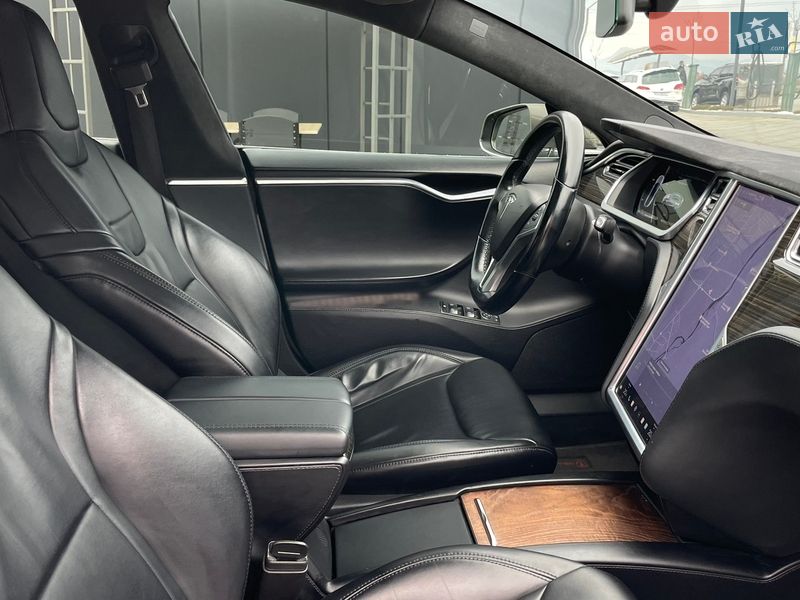 Лифтбек Tesla Model S 2016 в Ужгороде