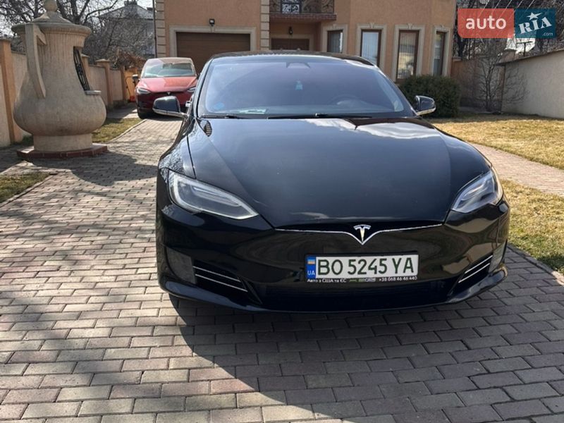 Лифтбек Tesla Model S 2017 в Черновцах