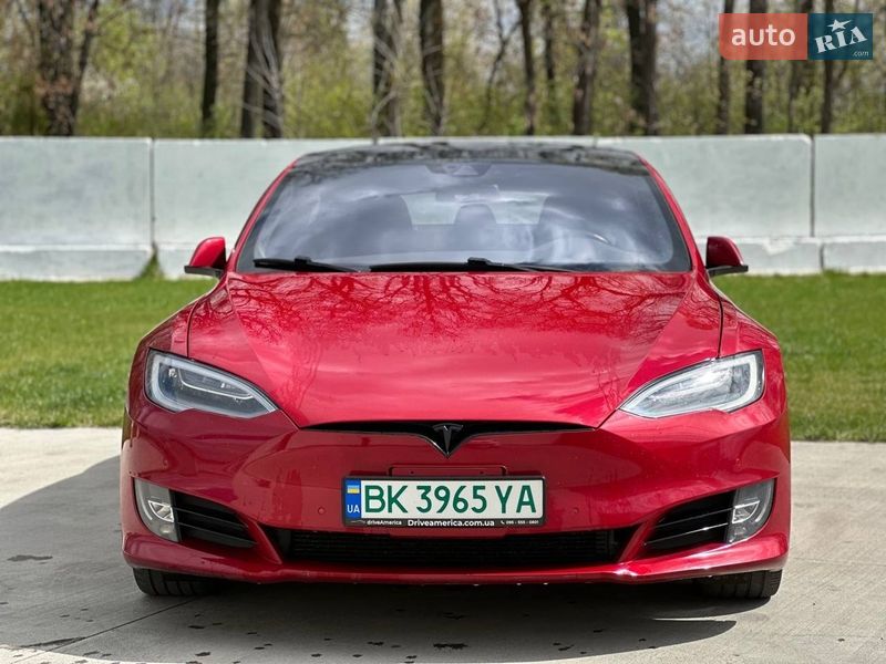 Лифтбек Tesla Model S 2016 в Луцке